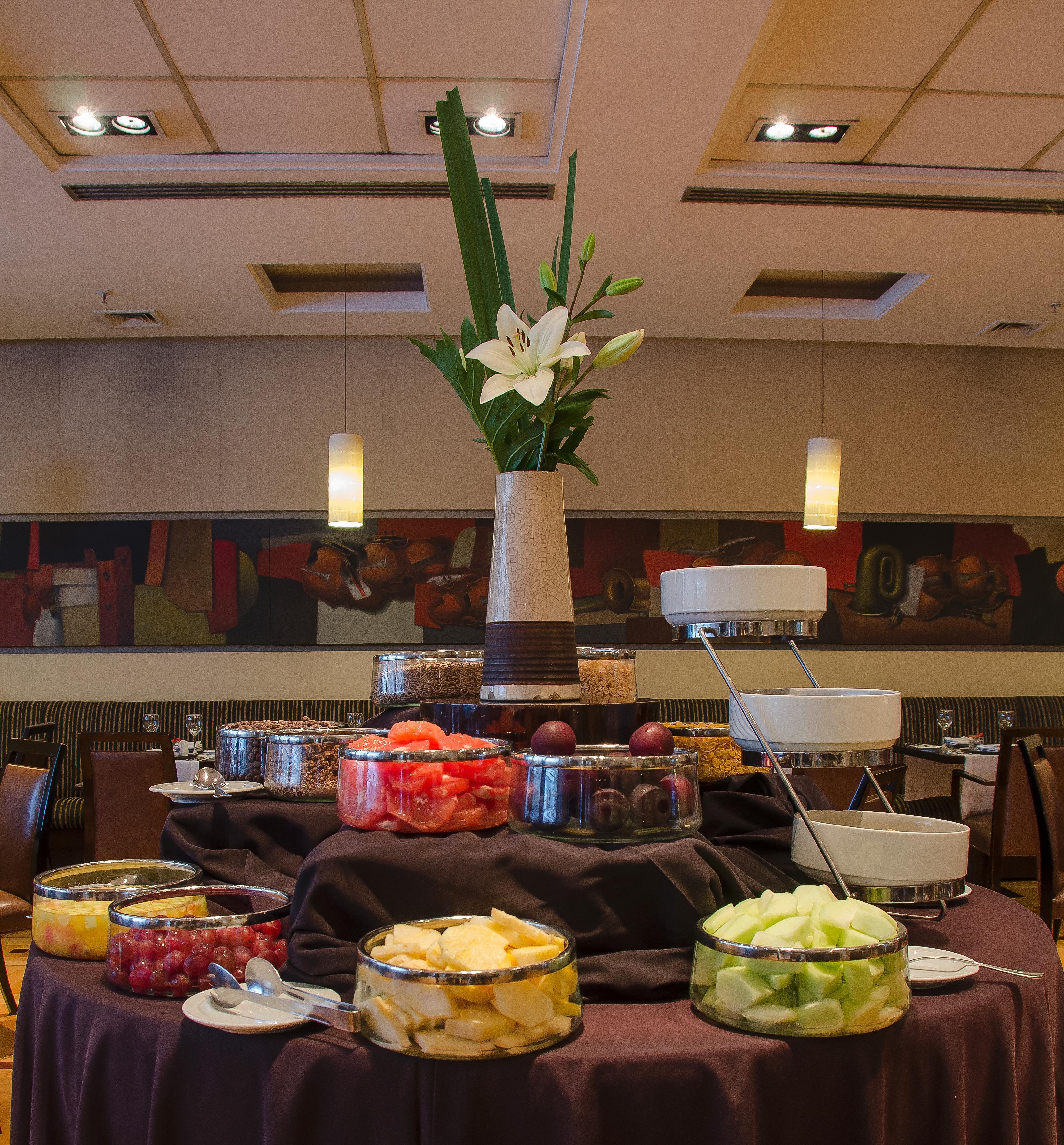 מלון בואנוס איירס Regal Pacific Puerto Madero מראה חיצוני תמונה A fruit salad buffet