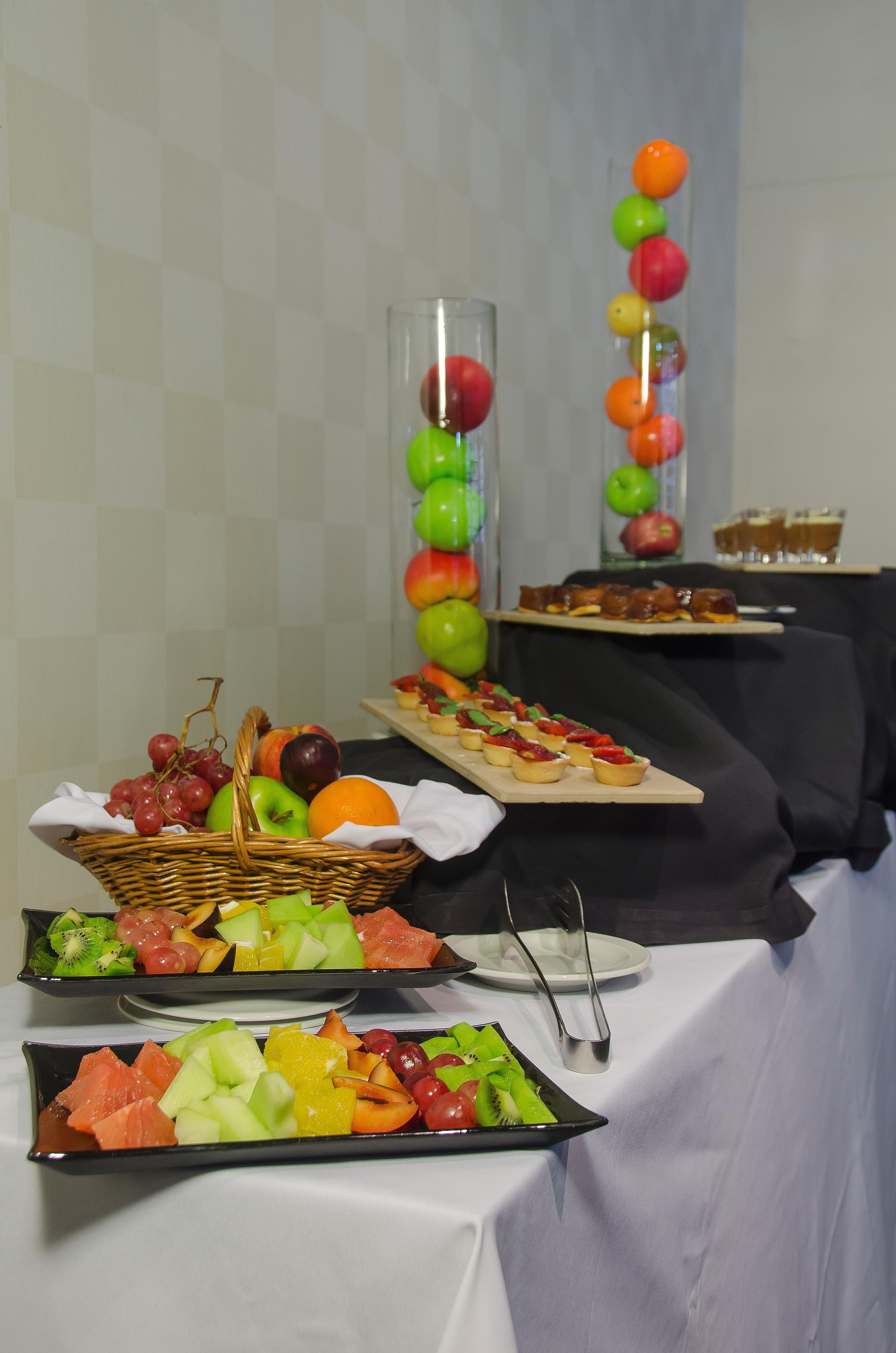 מלון בואנוס איירס Regal Pacific Puerto Madero מראה חיצוני תמונה Fruit and hors d'oeuvres at a party