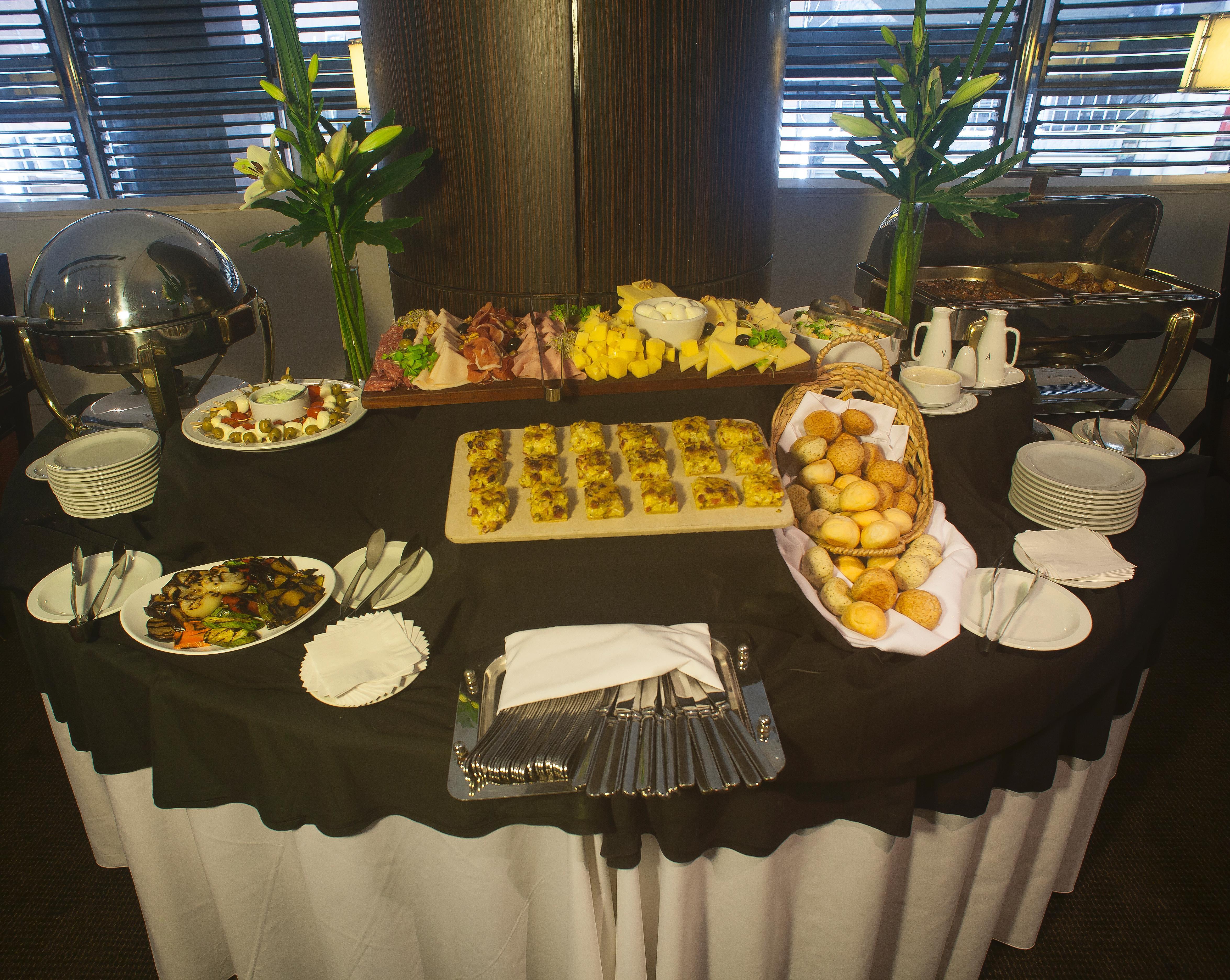 מלון בואנוס איירס Regal Pacific Puerto Madero מראה חיצוני תמונה A buffet table