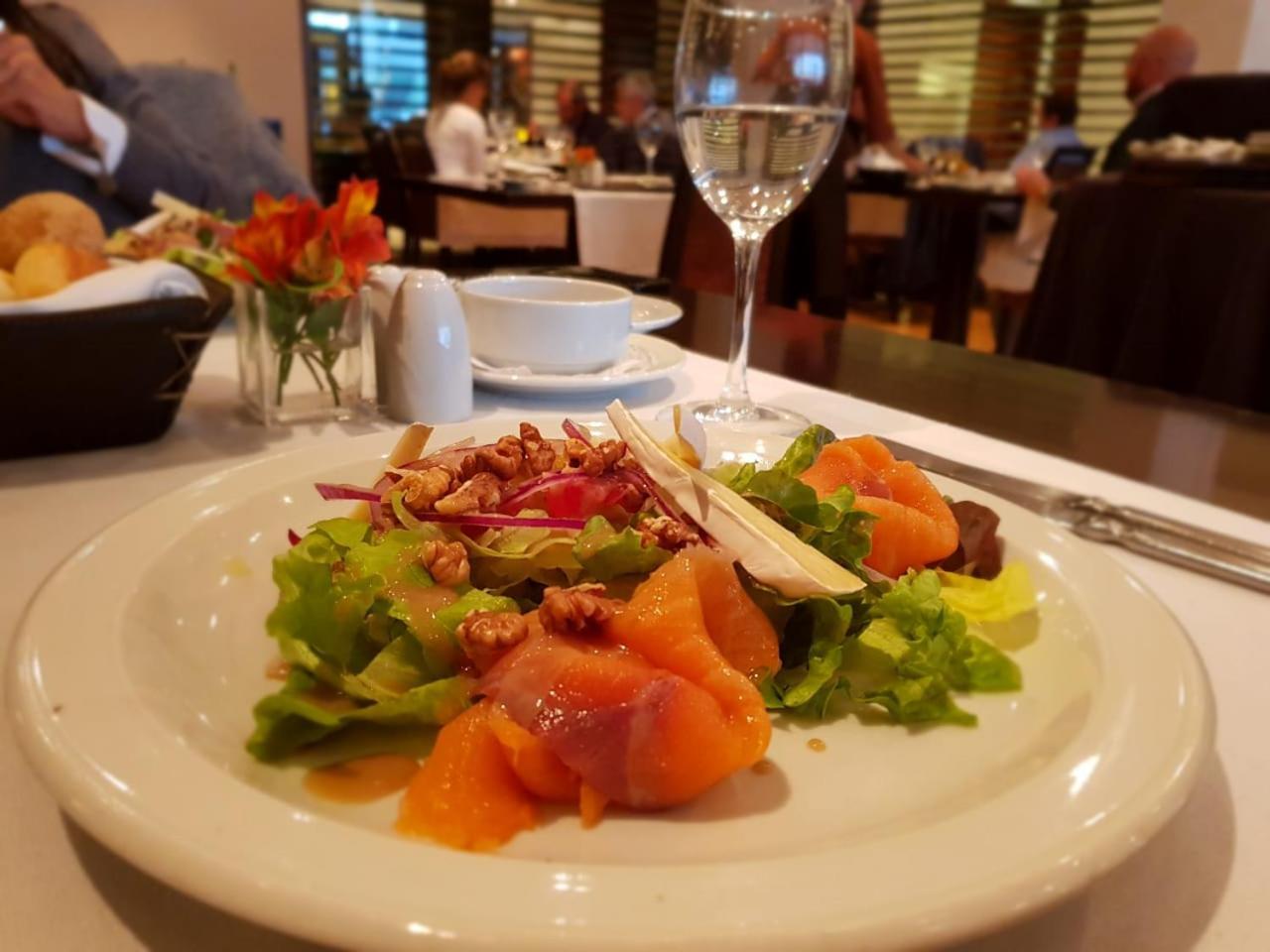 מלון בואנוס איירס Regal Pacific Puerto Madero מראה חיצוני תמונה A salad at the restaurant
