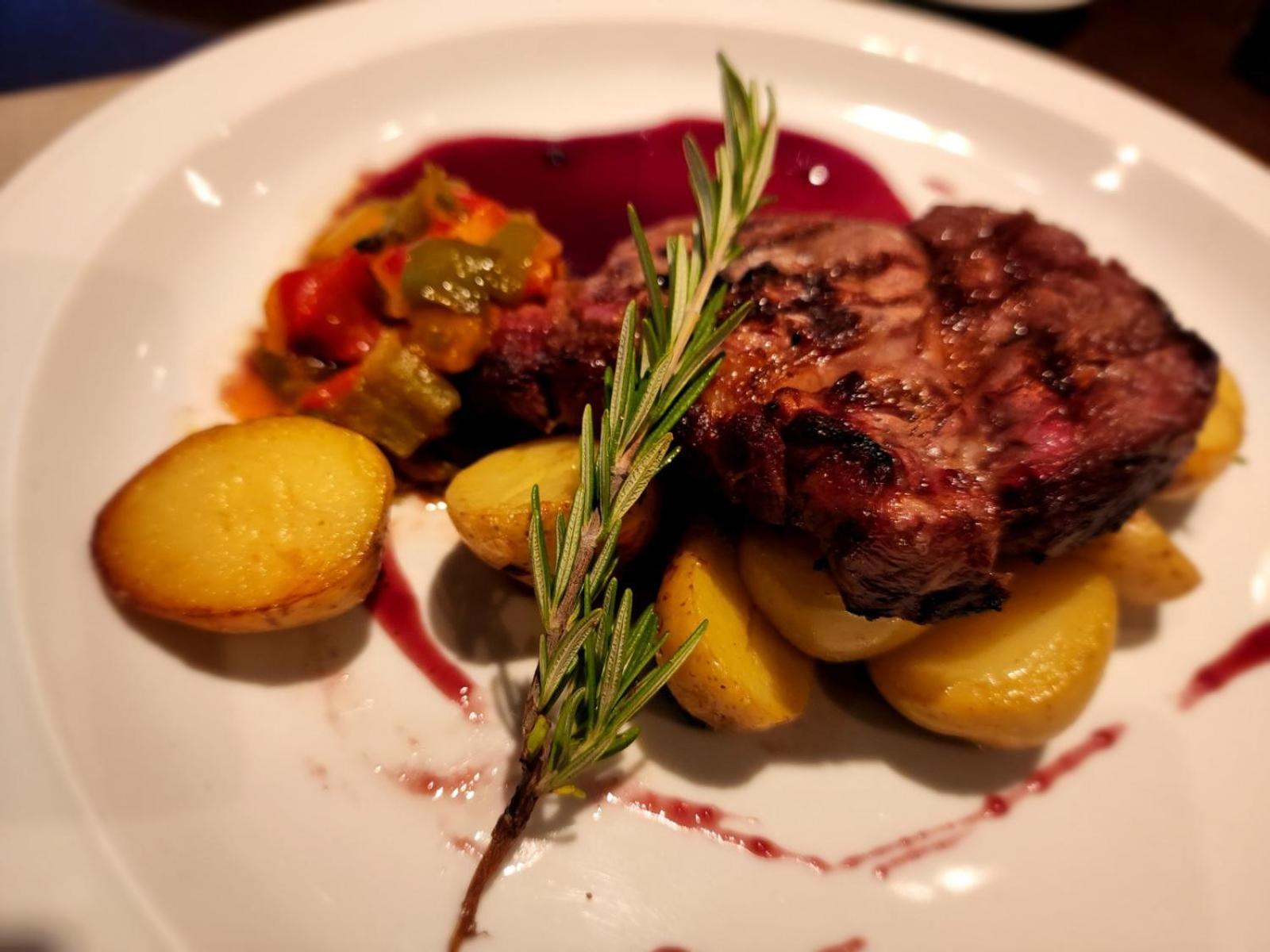 מלון בואנוס איירס Regal Pacific Puerto Madero מראה חיצוני תמונה A steak prepared with a sprig of rosemary