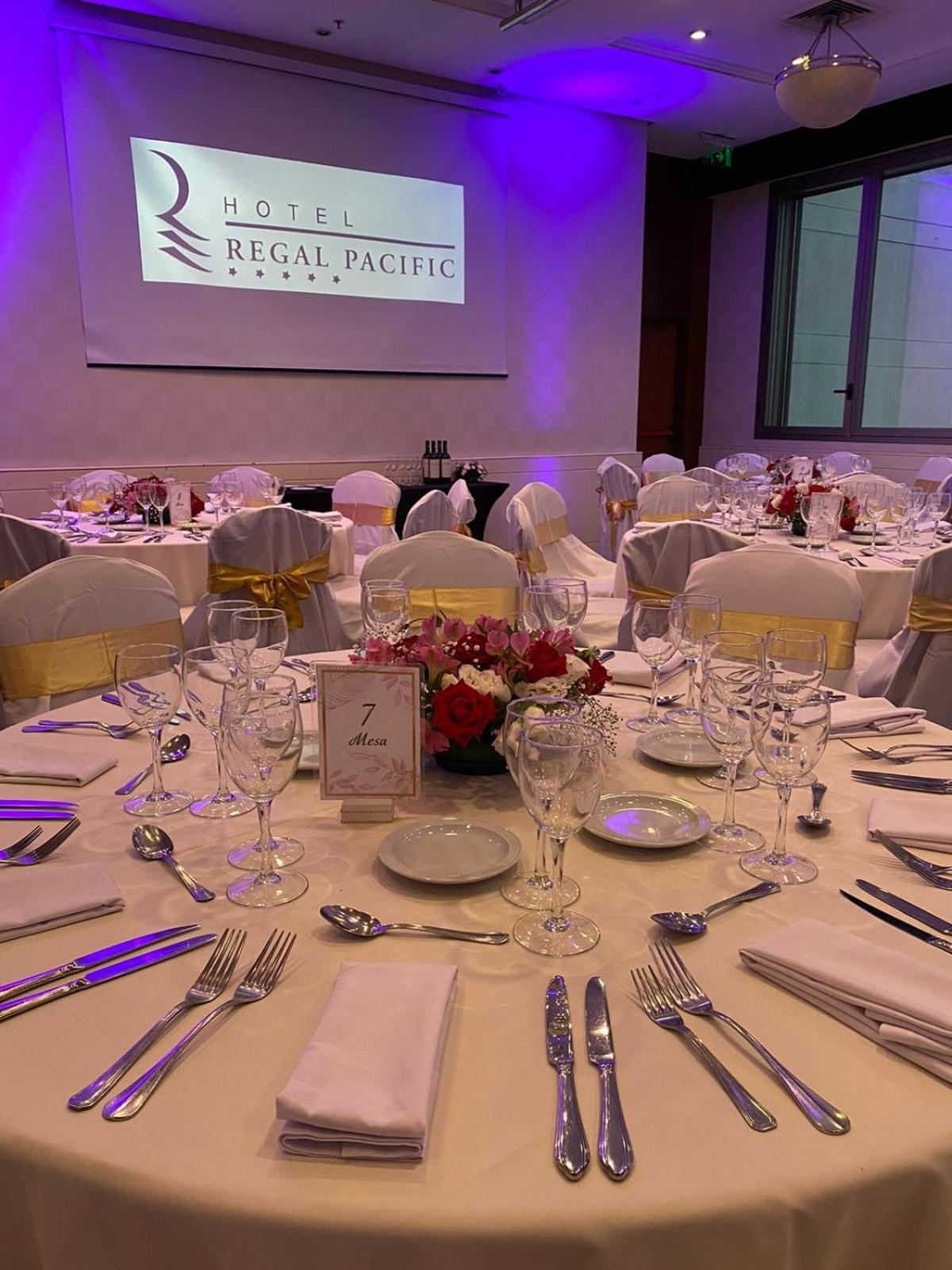 מלון בואנוס איירס Regal Pacific Puerto Madero מראה חיצוני תמונה A table set for a formal dinner