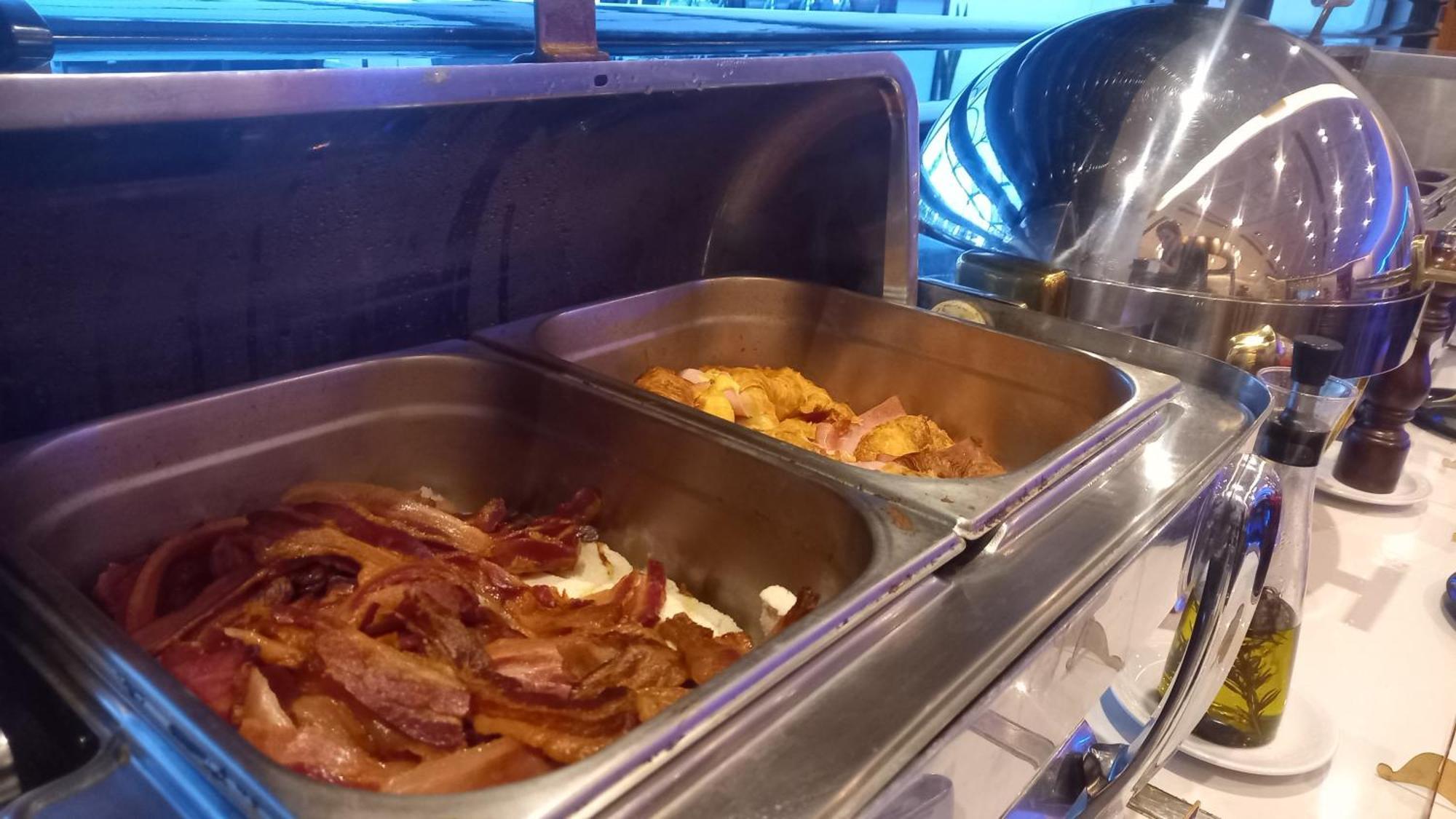 מלון בואנוס איירס Regal Pacific Puerto Madero מראה חיצוני תמונה Bacon and sausages at a buffet