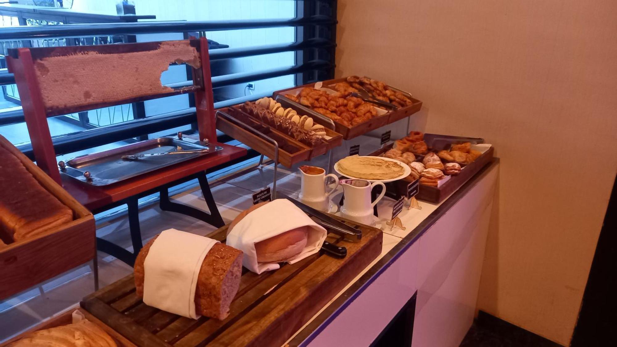 מלון בואנוס איירס Regal Pacific Puerto Madero מראה חיצוני תמונה A selection of bread and pastries at a buffet