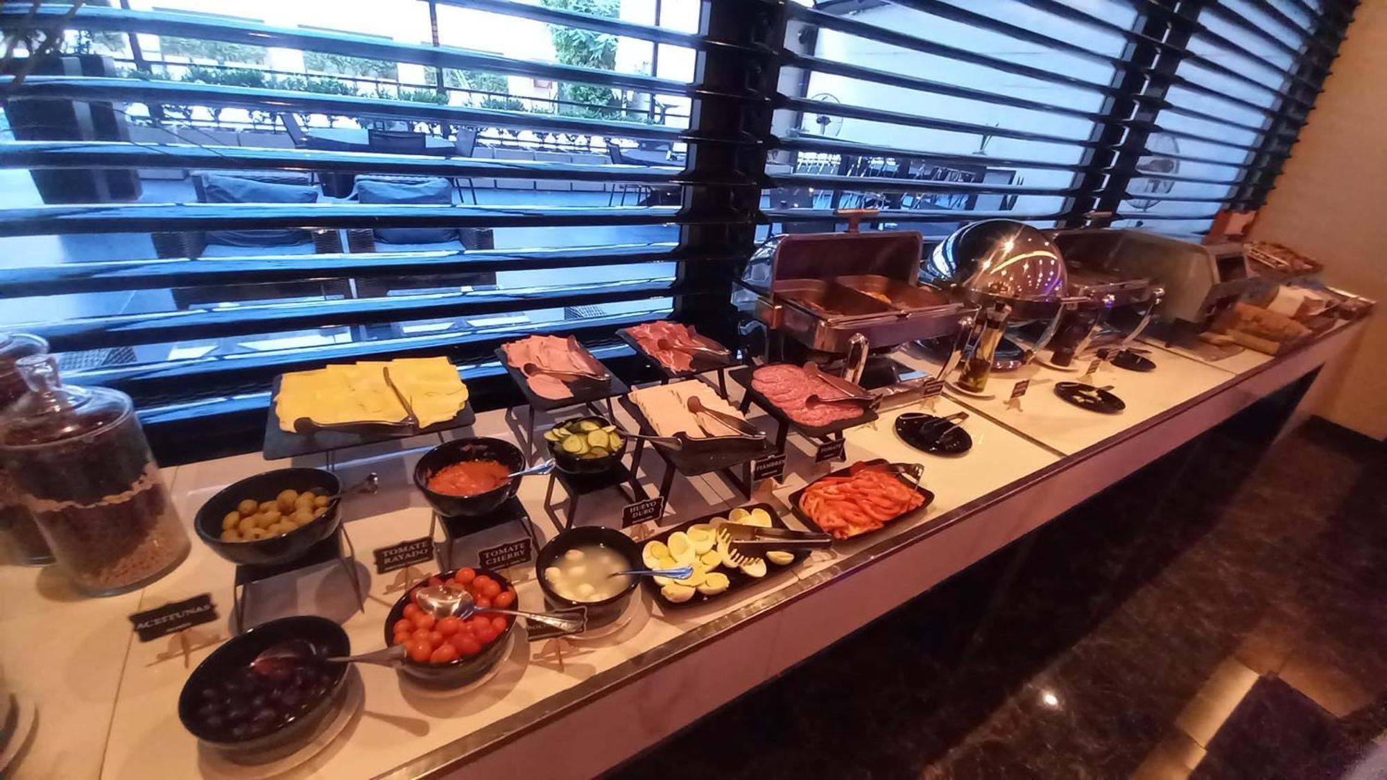 מלון בואנוס איירס Regal Pacific Puerto Madero מראה חיצוני תמונה A buffet at a hotel