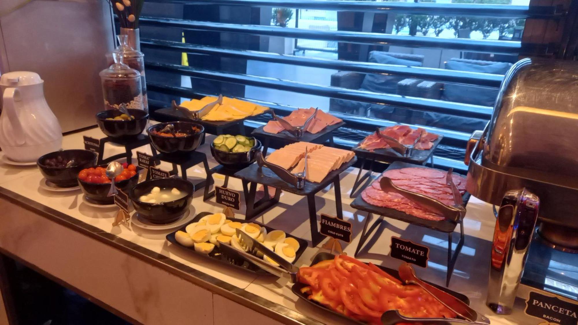 מלון בואנוס איירס Regal Pacific Puerto Madero מראה חיצוני תמונה A buffet at a hotel