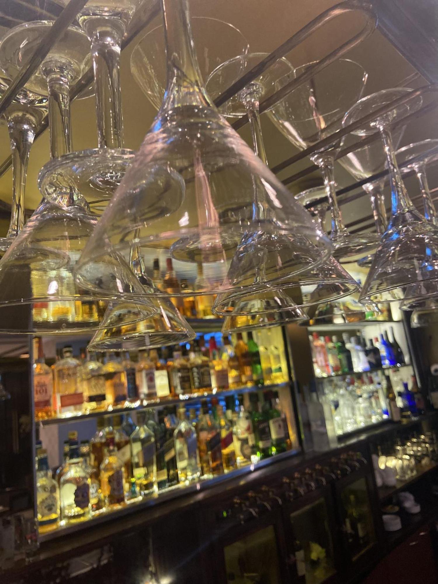 מלון בואנוס איירס Regal Pacific Puerto Madero מראה חיצוני תמונה Wine glasses hanging above a bar