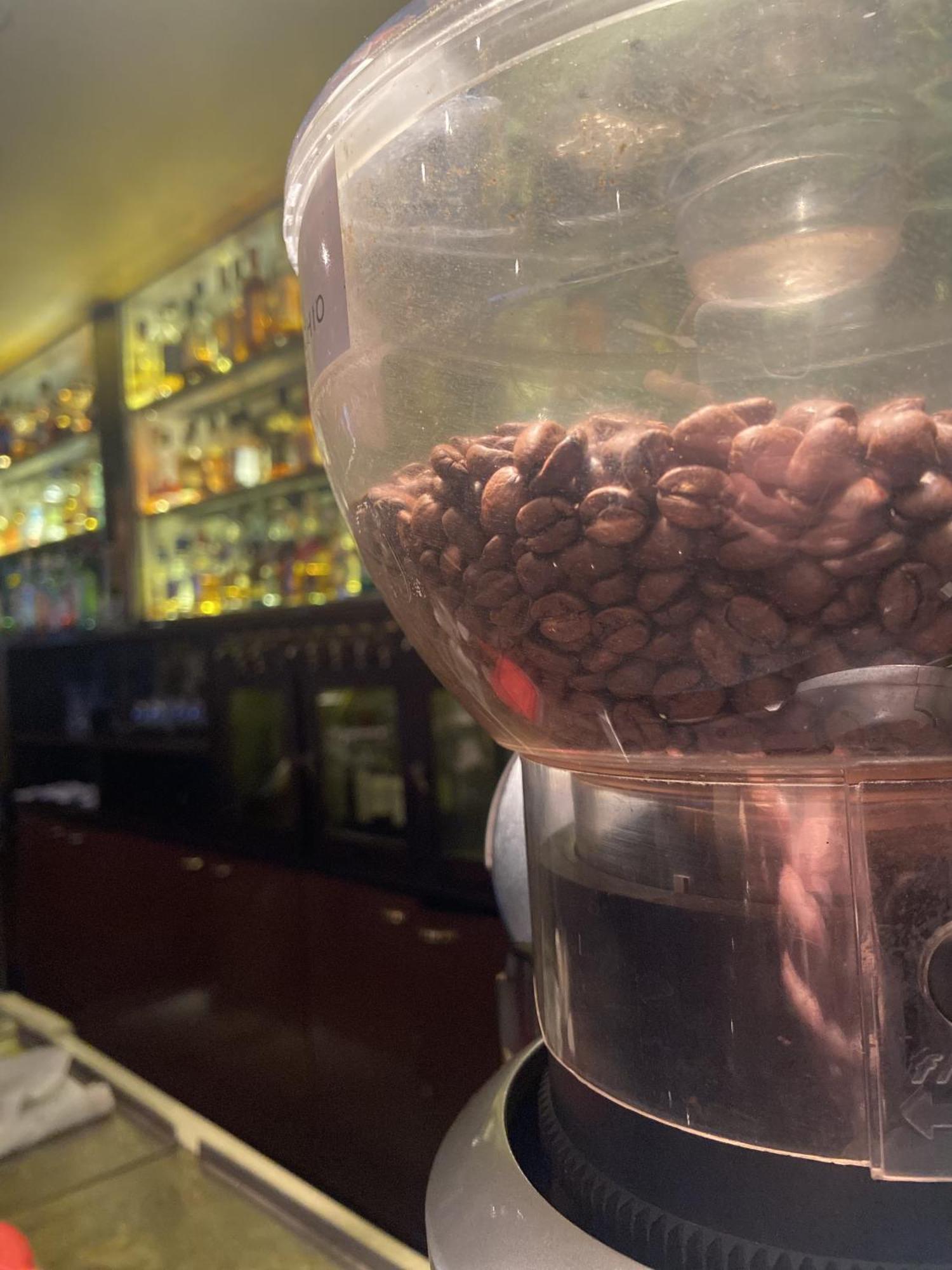 מלון בואנוס איירס Regal Pacific Puerto Madero מראה חיצוני תמונה Coffee beans in a coffee grinder