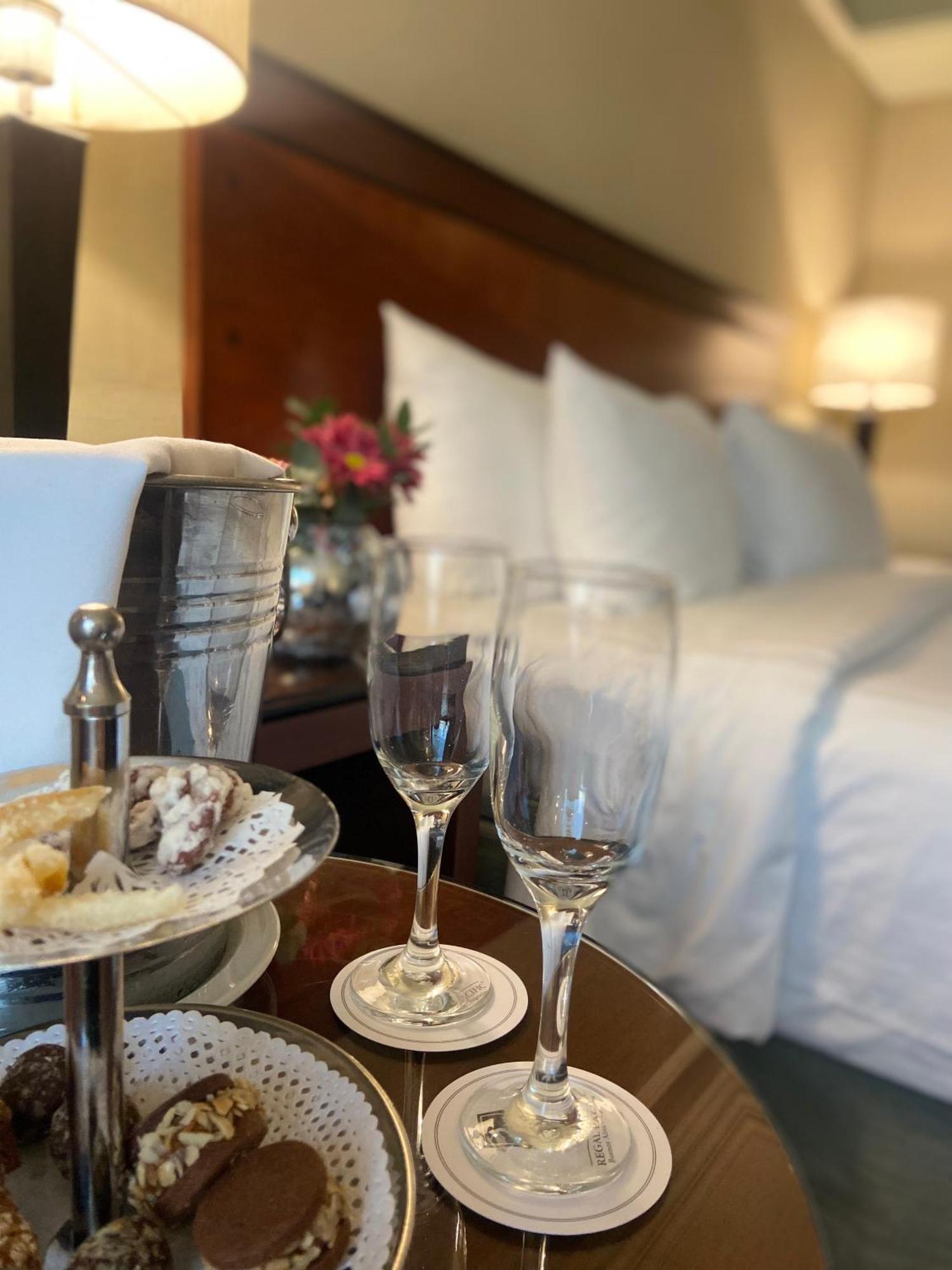 מלון בואנוס איירס Regal Pacific Puerto Madero מראה חיצוני תמונה Champagne in a hotel room